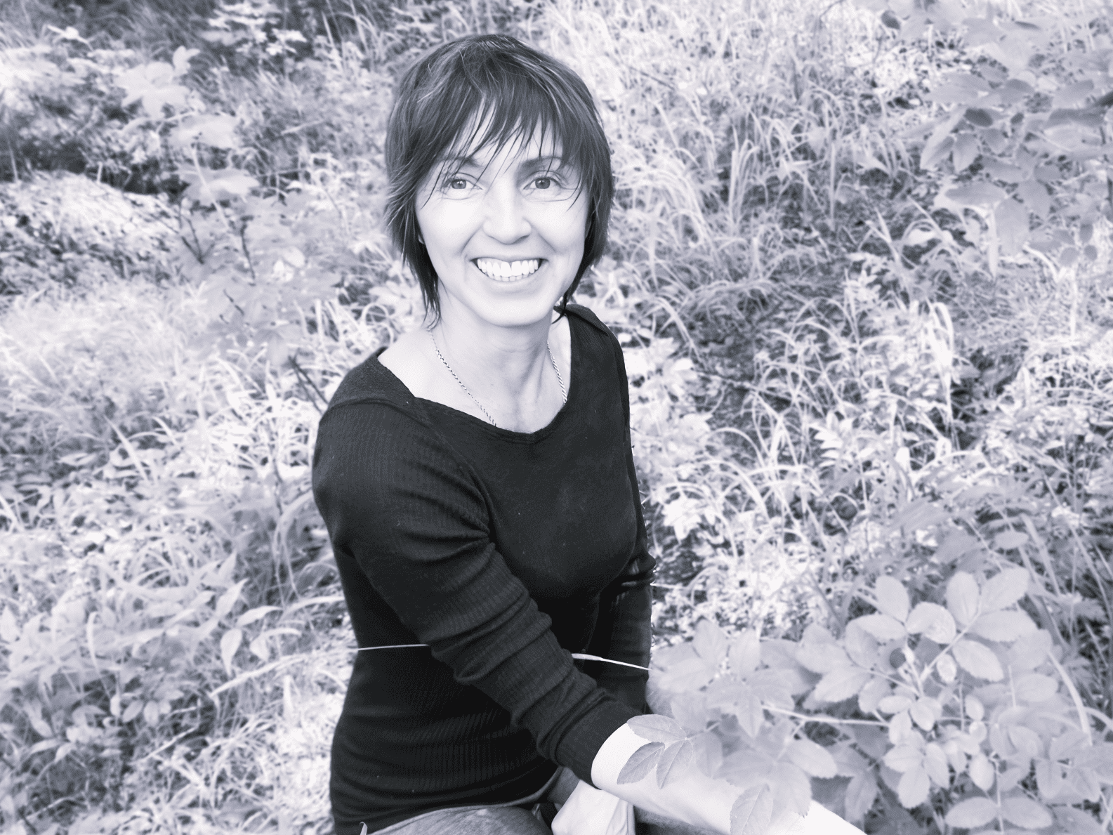 Portrait noir et blanc de Natalia Goldina en extérieur
