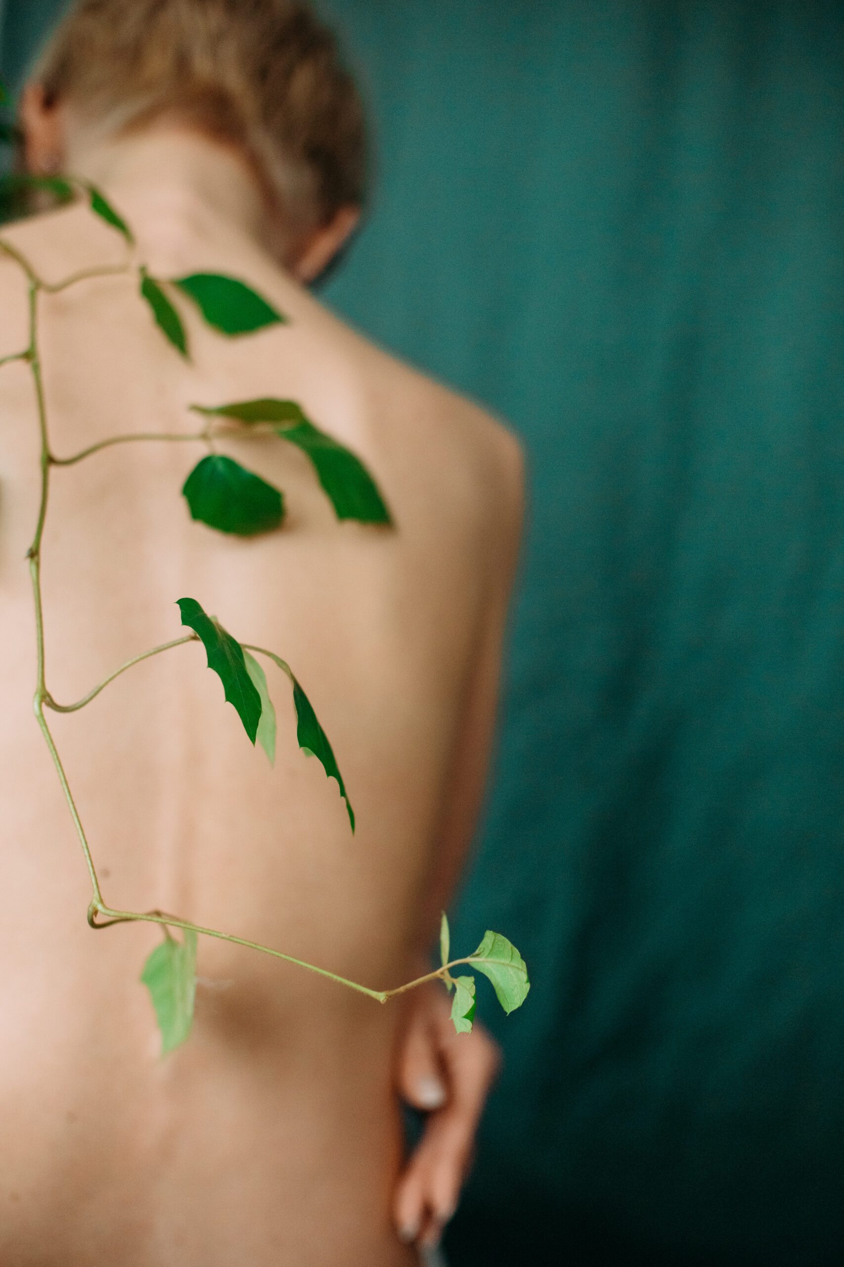 Dos nu avec feuille verte, symbolisant bien-être et légèreté
