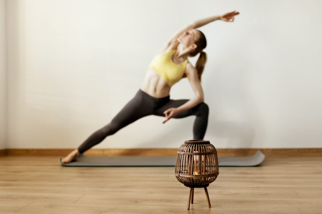 Femme pratiquant le yoga pour retrouver équilibre, souplesse et connexion au corps